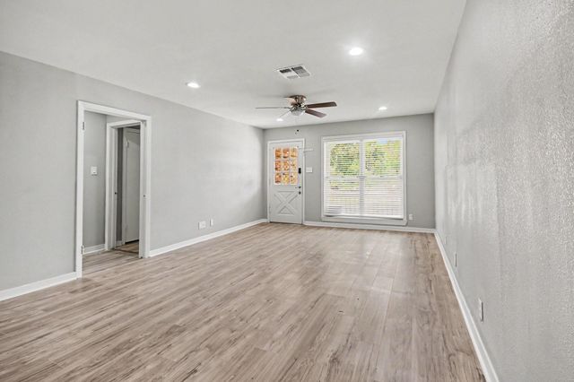 203 Chestnut Street, Lake Jackson, TX 77566