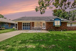 203 Chestnut Street, Lake Jackson, TX 77566