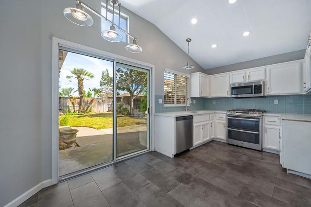 9059 Redwater Dr, Antelope, CA 95843