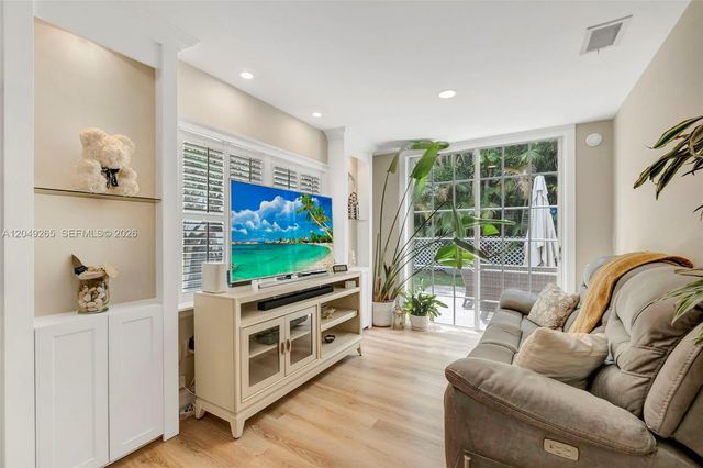 11718 NW 1st St, Coral Springs, FL 33071