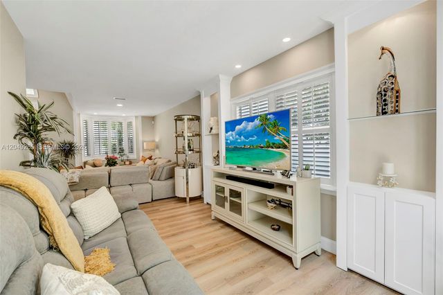 11718 NW 1st St, Coral Springs, FL 33071