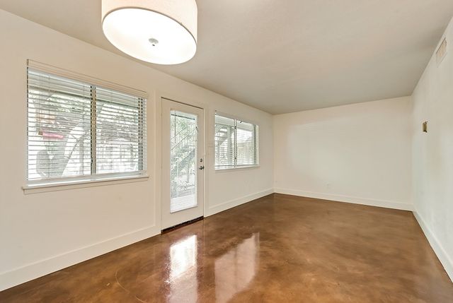 3900 W 7th Street, Fort Worth, TX 76107