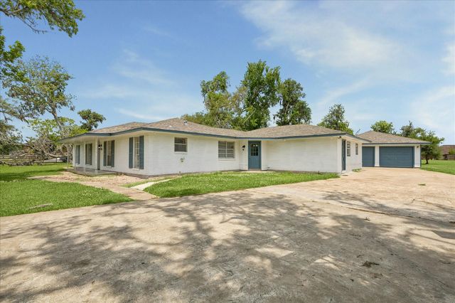 316 Rabbit Trail, Lake Jackson, TX 77566