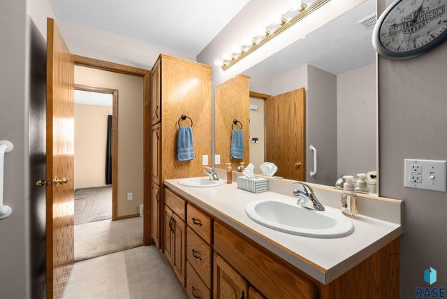 7125 W Rosemont Ln Lane, Sioux Falls, SD 57106