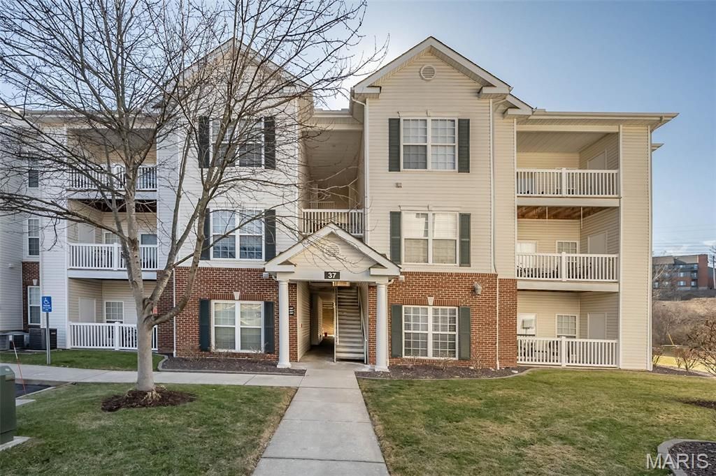 37 Kassebaum Lane 305, St Louis, MO 63129