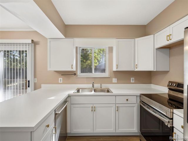 970 Golfview Drive, Lake Orion, MI 48362