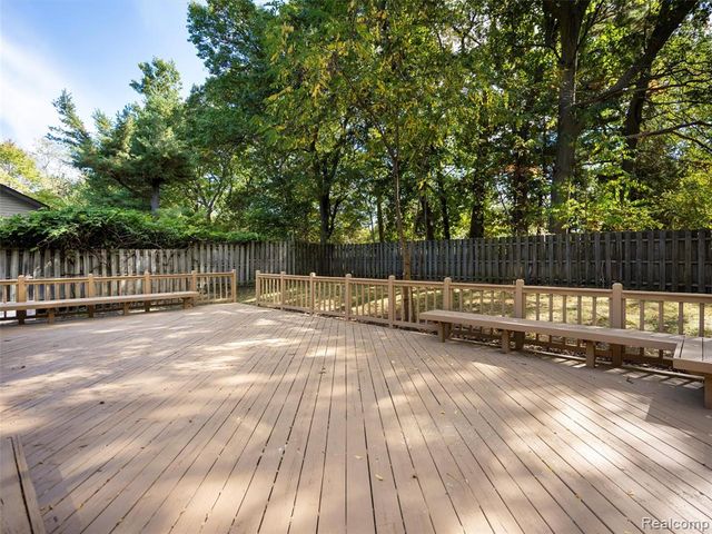 970 Golfview Drive, Lake Orion, MI 48362