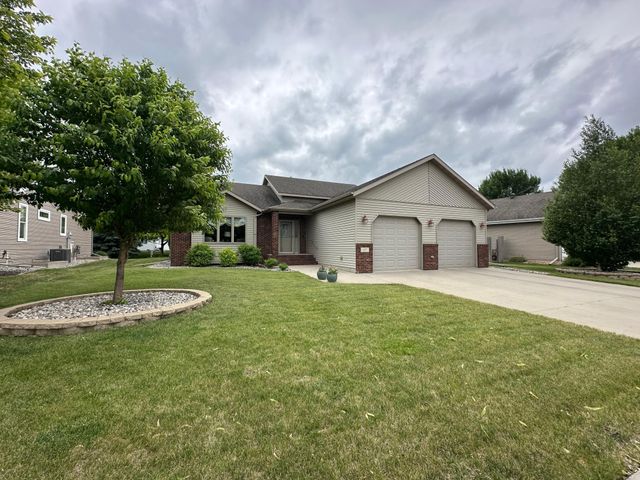 607 13th Avenue N, Moorhead, MN 56560