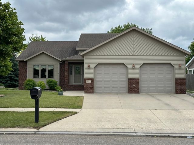607 13th Avenue N, Moorhead, MN 56560
