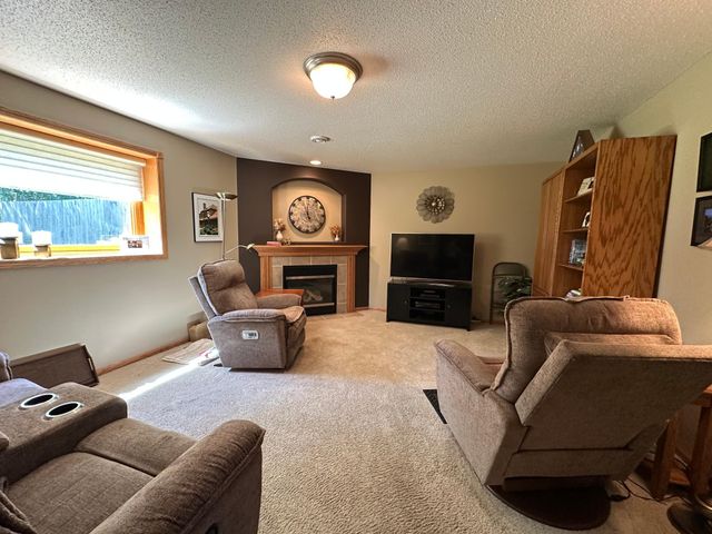 607 13th Avenue N, Moorhead, MN 56560
