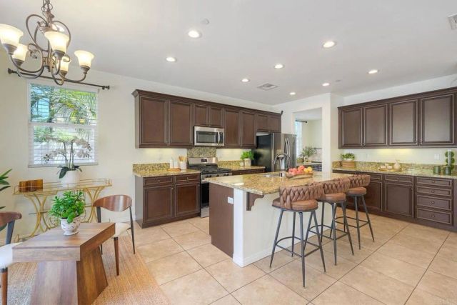 629 Amarra Lane, Vista, CA 92083