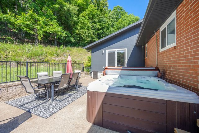19045 Pinecrest Lane, Rogers, AR 72756