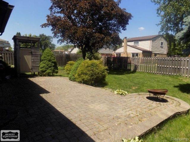 2127 Hopkins Dr Drive, Sterling Heights, MI 48310