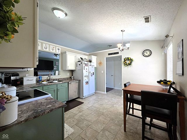 49 Meadow Creek East Boulevard, Whiteland, IN 46184