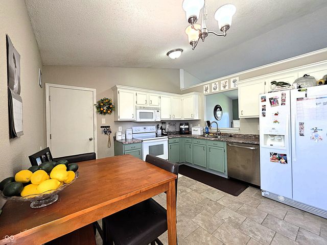 49 Meadow Creek East Boulevard, Whiteland, IN 46184