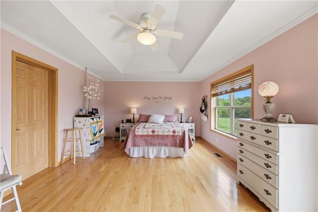 40303 E Round Prairie Road, Oak Grove, MO 64075