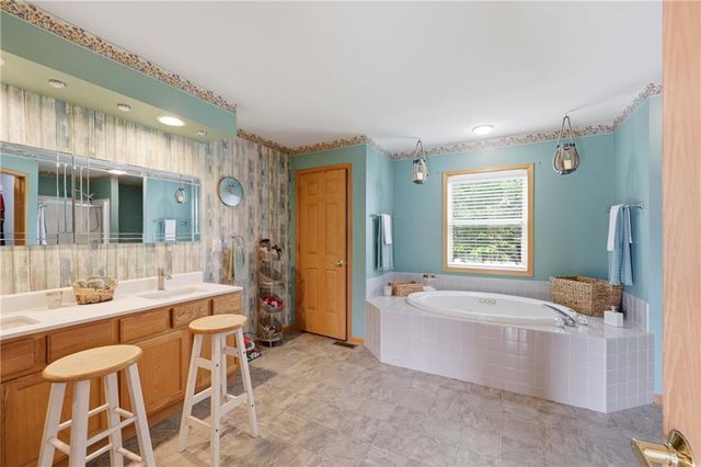 40303 E Round Prairie Road, Oak Grove, MO 64075