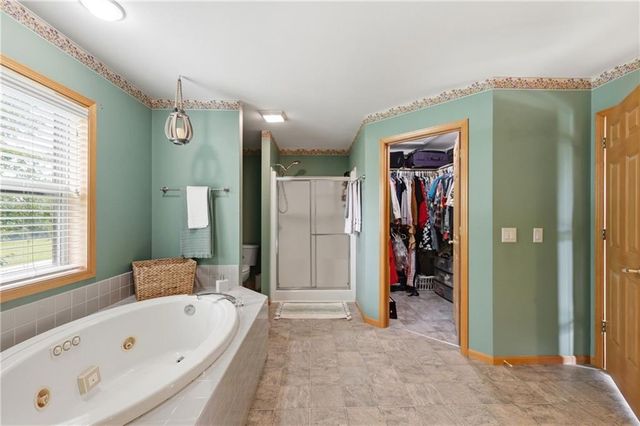 40303 E Round Prairie Road, Oak Grove, MO 64075