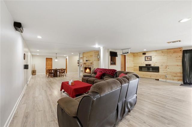 40303 E Round Prairie Road, Oak Grove, MO 64075
