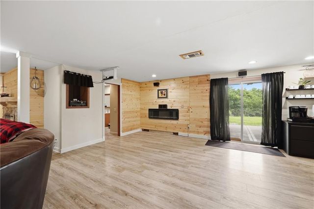 40303 E Round Prairie Road, Oak Grove, MO 64075