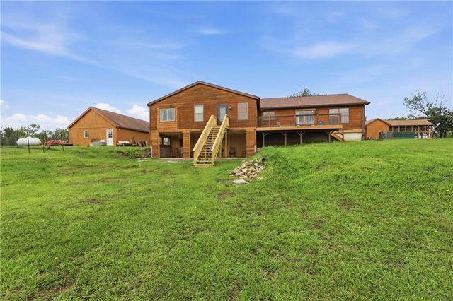 40303 E Round Prairie Road, Oak Grove, MO 64075