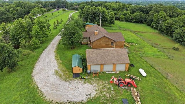 40303 E Round Prairie Road, Oak Grove, MO 64075