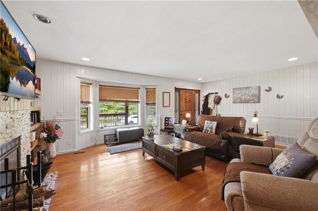 40303 E Round Prairie Road, Oak Grove, MO 64075