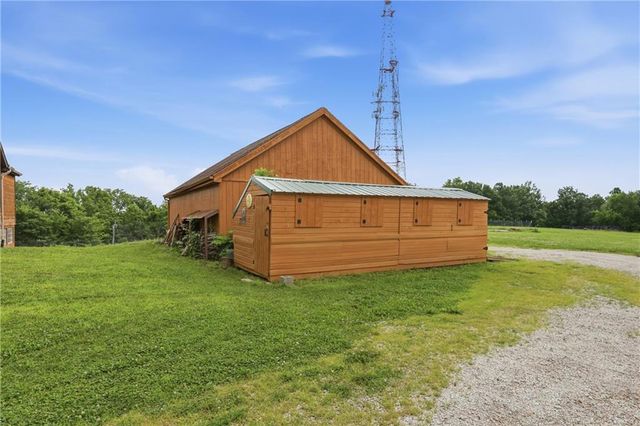 40303 E Round Prairie Road, Oak Grove, MO 64075