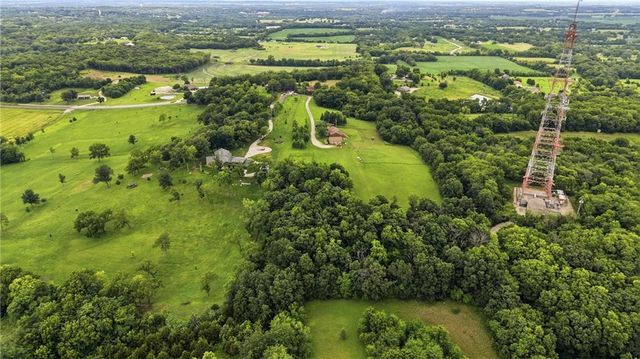 40303 E Round Prairie Road, Oak Grove, MO 64075
