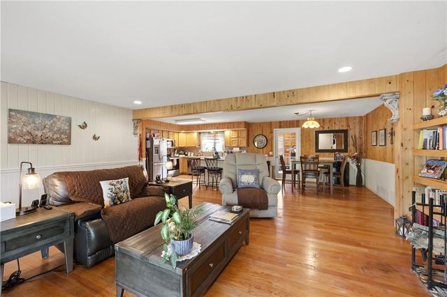 40303 E Round Prairie Road, Oak Grove, MO 64075