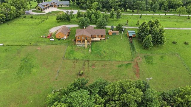 40303 E Round Prairie Road, Oak Grove, MO 64075