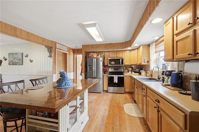 40303 E Round Prairie Road, Oak Grove, MO 64075
