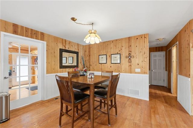 40303 E Round Prairie Road, Oak Grove, MO 64075