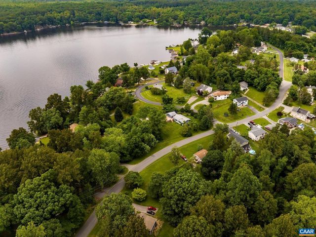 516 S LAKESHORE DR, Louisa, VA 23093