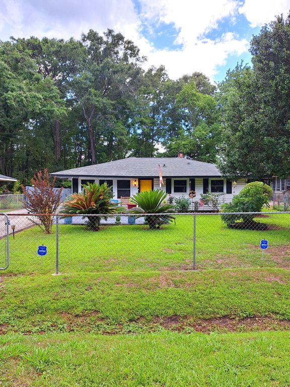 2312 Falcon Road, North Charleston, SC 29406