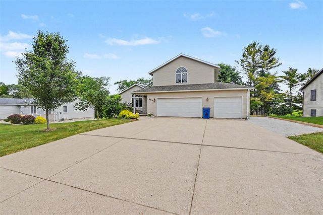 678 Apache Drive, Fremont, MI 49412