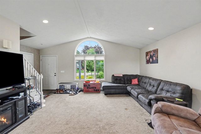 678 Apache Drive, Fremont, MI 49412