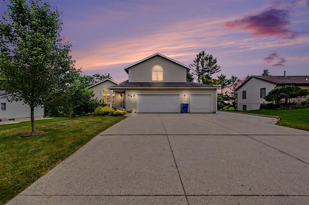 678 Apache Drive, Fremont, MI 49412