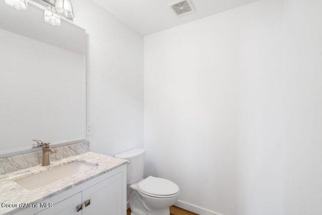 1671 Wooded Acres DR, Sagle, ID 83860