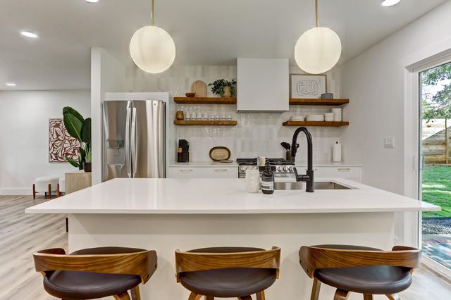 207 White Oak DR, Austin, TX 78753