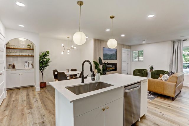 207 White Oak DR, Austin, TX 78753