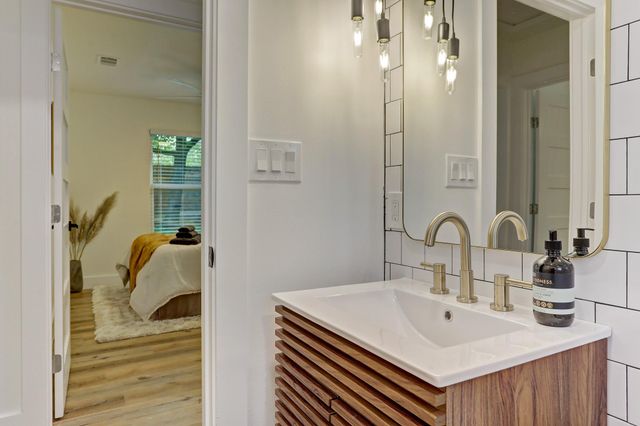 207 White Oak DR, Austin, TX 78753