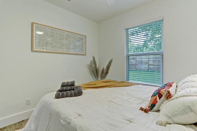 207 White Oak DR, Austin, TX 78753