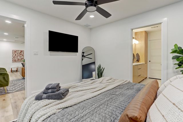 207 White Oak DR, Austin, TX 78753