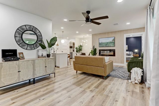 207 White Oak DR, Austin, TX 78753