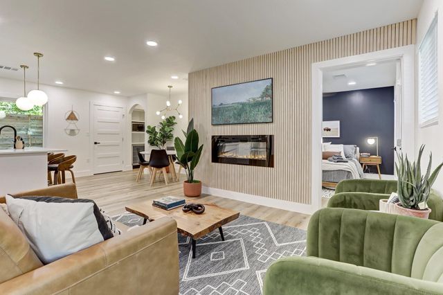 207 White Oak DR, Austin, TX 78753