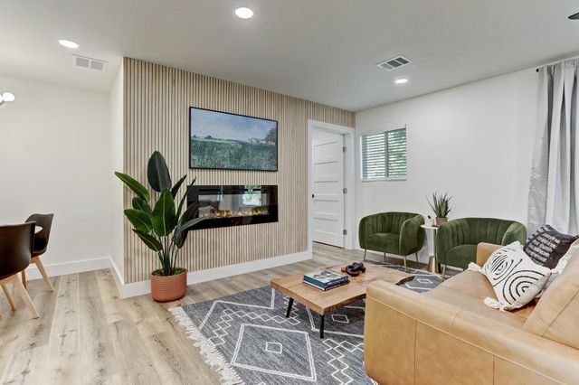 207 White Oak DR, Austin, TX 78753