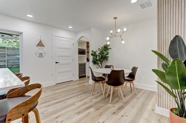 207 White Oak DR, Austin, TX 78753