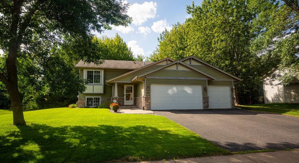 895 Marigold Drive, Cambridge, MN 55008