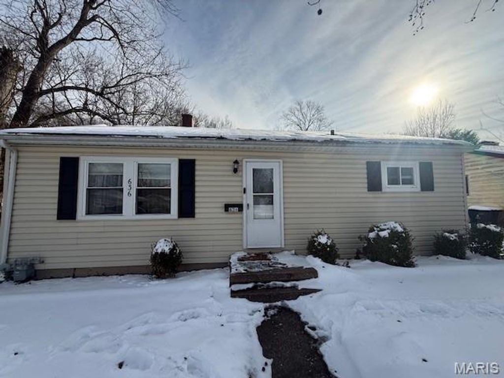 636 Royal Heights Road, Belleville, IL 62226